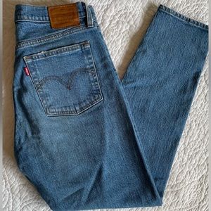 Levi’s BLUE ‘Wedgie’ Ripped Ankle Jean (Size: US W28)